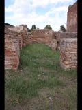 06922 ostia - regio i - insula ix - curia (i,ix,4) - korridor westseite - ri norden - 09-2022.jpg